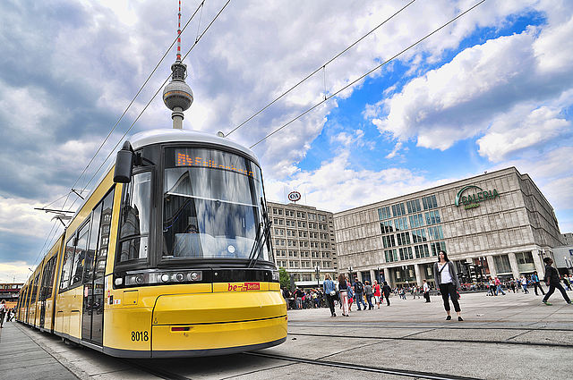 Eine Straßenbahn vor dem Berliner Fernsehturm