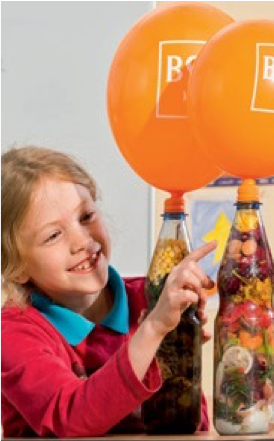 Lachende Kinder mit orangenen BSR Luftballon 