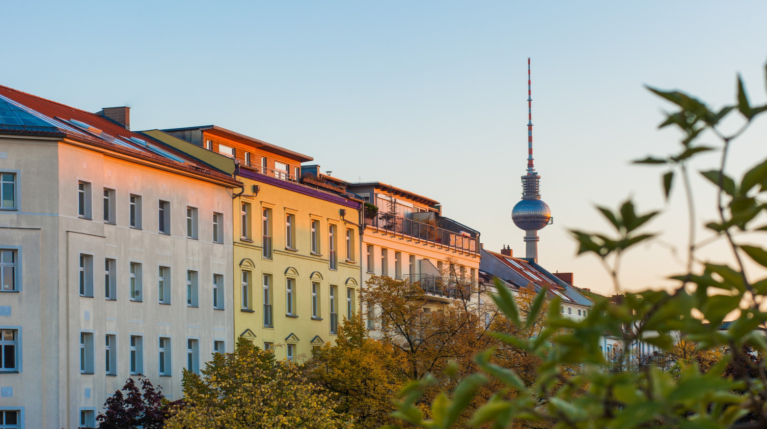 Berliner Fernsehturm und einige Wohnblöcke